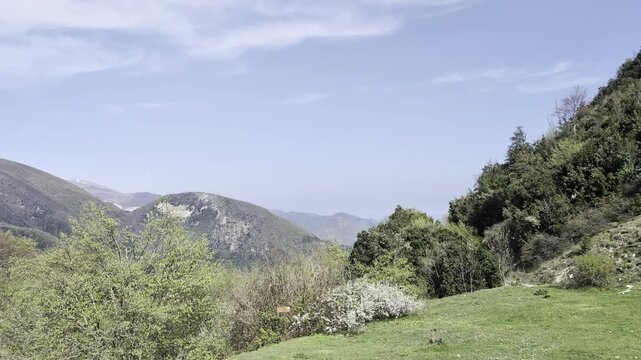 Panorama naturale mozzafiato tra montagne verdi e cielo sereno, ideale per video di viaggio, relax e natura incontaminata