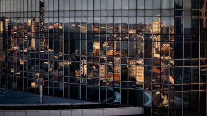 Reflets de Bruxelles dans une tour de verre. © Cristian