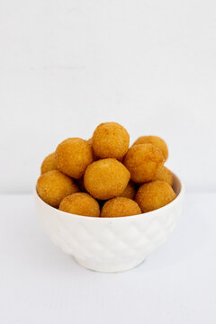 Bolinhas de queijo em tigela branca