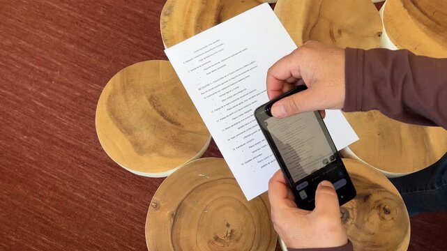 Hombre escaneando documento con el m&oacute;vil