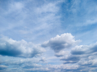 Obraz premium Vast blue sky filled with white fluffy clouds creates a serene atmosphere. Ideal for nature themes, weather forecasts, and environmental concepts in various media.