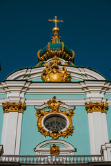 Obraz premium Intricate golden decorations on turquoise wall of old orthodox cathedral 