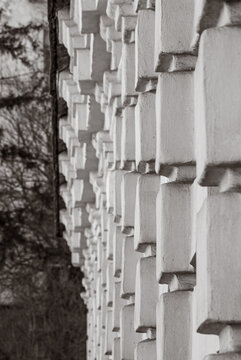 Rhythmic rows of classical molding brackets in black and white 
