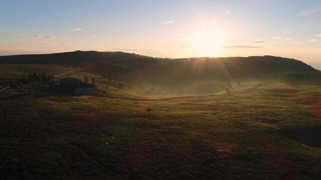 朝日と朝霧の美ヶ原牧場と美しの塔