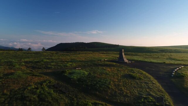 朝日と美ヶ原牧場と美しの塔と池塘