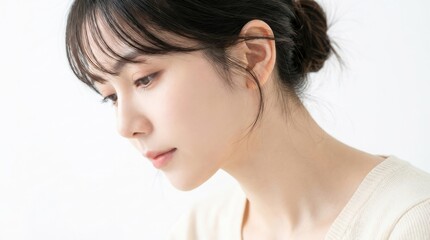 Obraz premium 伏し目で静かに物思いにふける女性の横顔アップ