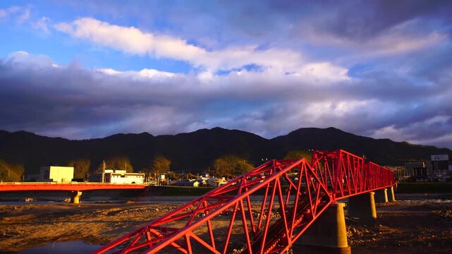 朝の上田電鉄別所線の千曲川橋梁の崩落現場