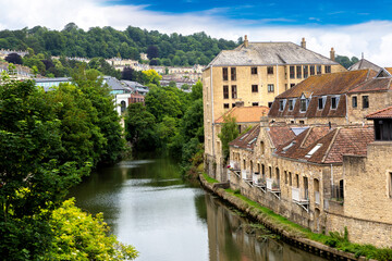 Obraz premium River Avon Riverside with Historic Buildings in Bath, Somerset, England, UK