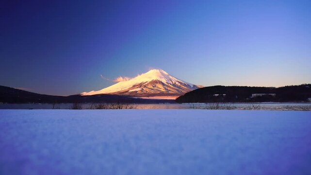 紅富士と新雪の山中湖