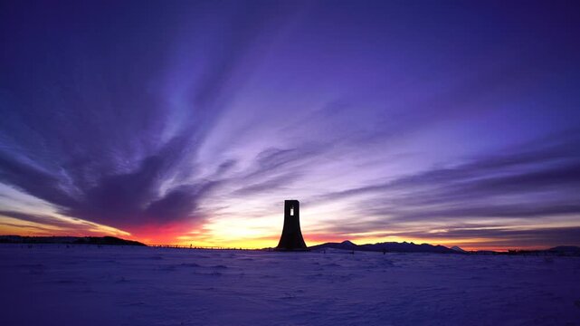 朝焼けの美しの塔と雪原