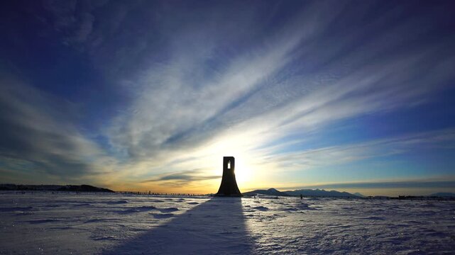 美しの塔と雪原と朝日の漏れ日