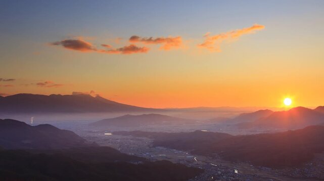 十観山から望む浅間山などの山並みと昇る朝日