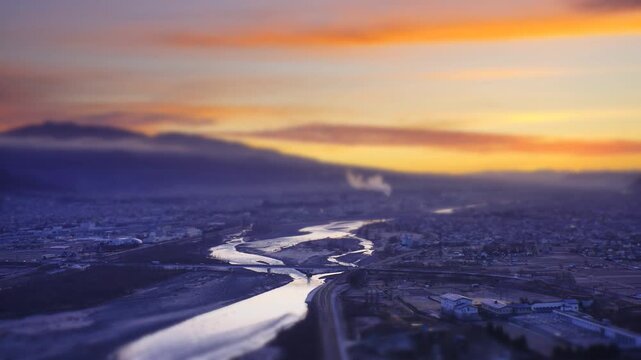 千曲公園から望む上田市街と千曲川と昇る朝日のミニチュア風景