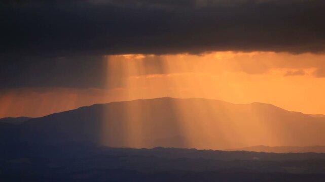 大黒森から望む折爪岳と朝の光芒
