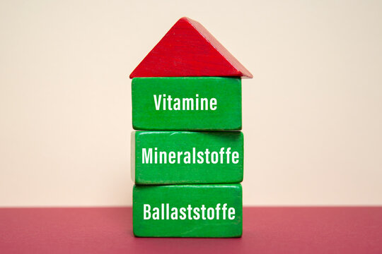 Vitamine, Mineralstoffe, Ballaststoffe f&uuml;r eine ausgewogene Ern&auml;hrung, Holzbl&ouml;cke
