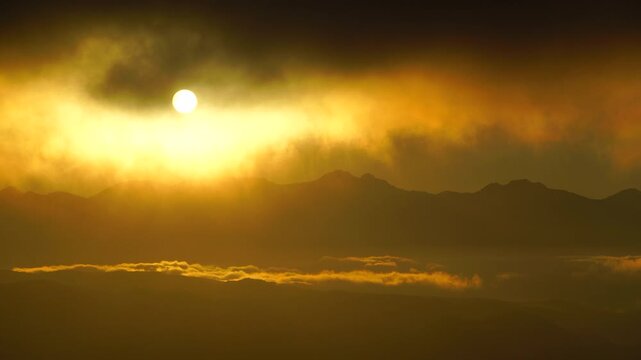 高ボッチ高原から望む八ケ岳と富士山と諏訪湖と朝日