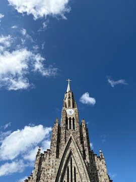 Vista da Catedral de Pedra com arquitetura g&oacute;tica destacando monumento religioso e tur&iacute;stico na serra ga&uacute;cha