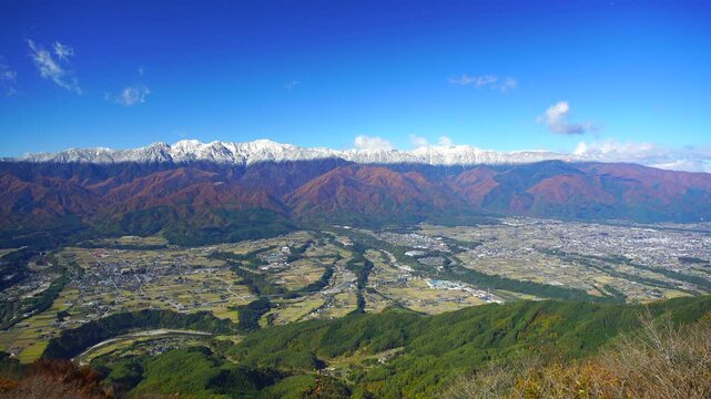 陣場形山から望む空木岳と木曽駒ヶ岳と伊那谷俯瞰