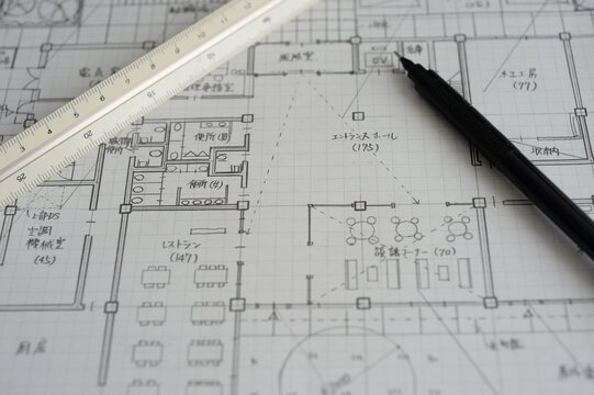 建築設計図とペンとスケール｜製図・プランニングの作業イメージ　Architectural drawing with pen and scale ruler, drafting and planning concept
