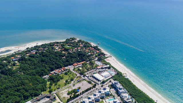 Turquoise waters of Jurer&ecirc; Internacional and Praia do Forte beaches in Florianopolis on summer day.