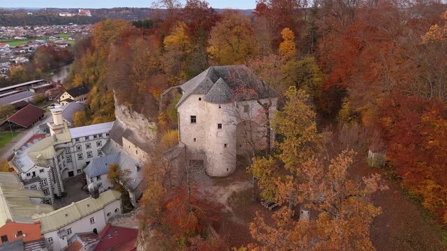 Landkreis Traunstein Schloss Stein an der Traun bei Stadt Traunreut, Bayern. Hoehlenburg und Hochschloss, eine der bedeutendsten Burganlagen Deutschlands. Landkreis Traunstein. 