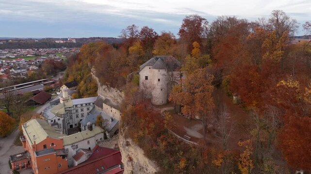 Schloss Stein an der Traun, Stadt Traunreut, Bayern. Mittelalterliche Burganlage auf Felsen mit buntem Herbstwald. Luftbild von Schloss Stein an der Traun, Landkreis Traunstein, Bayern. Burganlage