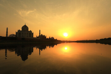 Naklejka premium Mirror of the Soul: The Majestic Reflection of Taj Mahal Over Yamuna River