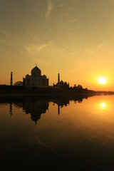 Obraz premium Mirror of the Soul: The Majestic Reflection of Taj Mahal Over Yamuna River