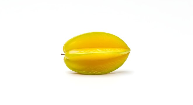 satu buah belimbing kuning matang segar utuh latar belakang putih nutrisi sehat tropis eksotis makanan organik vitamin c diet vegetarian studio isolasi