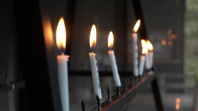 日本の寺院で並ぶ蝋燭の炎が揺れるスロー映像
