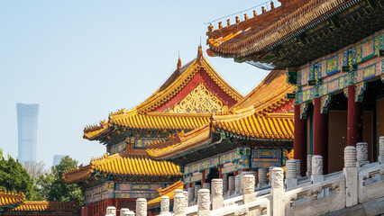 Fototapeta premium Traditional Chinese Architecture with Modern Skyscraper in Background