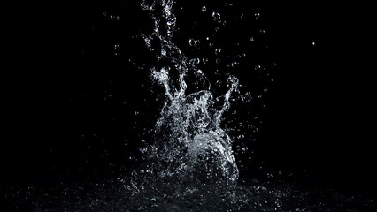 Obraz premium Dynamic Water Splash Frozen in Time Against a Dark Background.