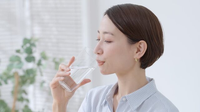 水を飲む女性