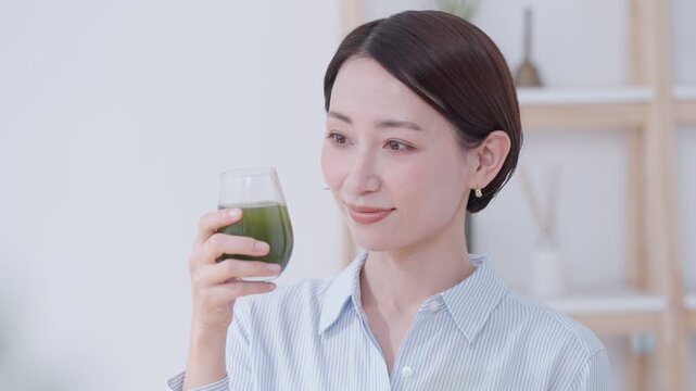 青汁を飲む女性