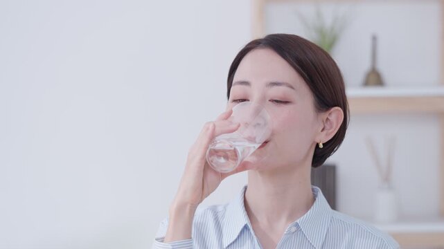 水を飲む女性