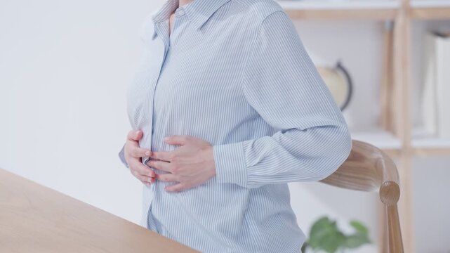 胃痛の女性