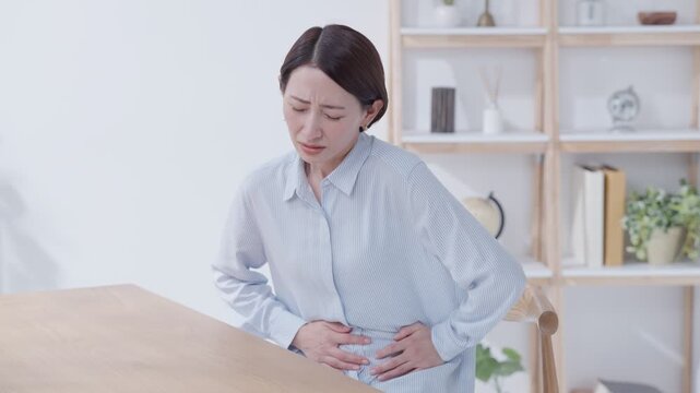 腹痛の女性
