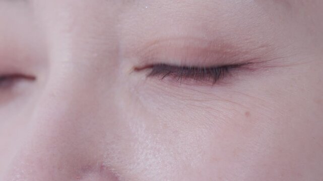 瞬きする女性の目