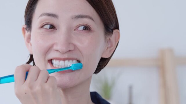 パジャマ姿で歯を磨く女性