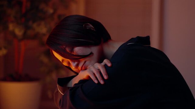 パジャマで座りながら眠る女性