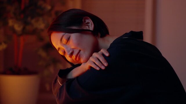 パジャマで座りながら眠る女性