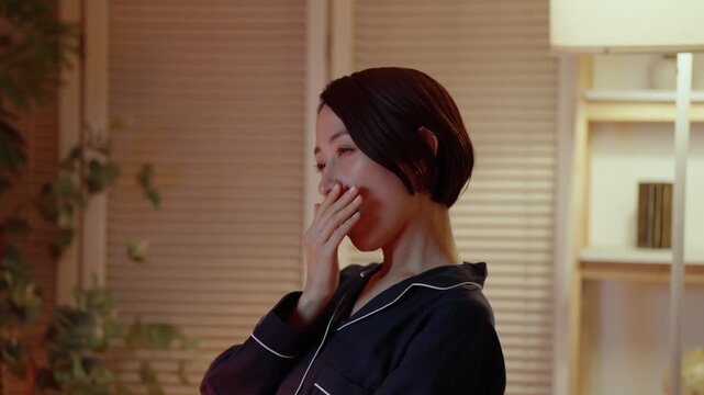 パジャマで夜更かしする女性