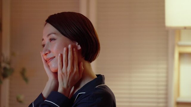 夜にスキンケアをする女性