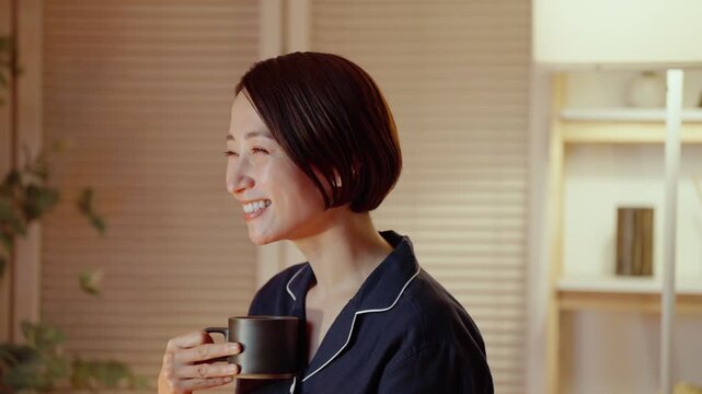 夜にテレビを観る女性