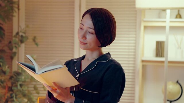 パジャマで読書する女性