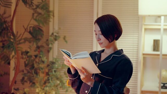 パジャマで読書する女性
