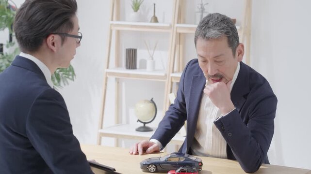 自動車の営業マンと客