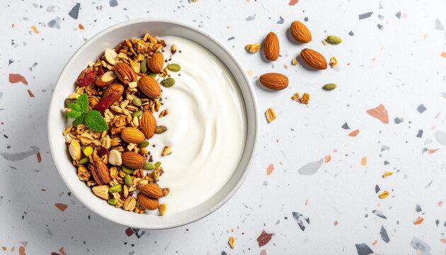 Bol de yogur natural con almendras