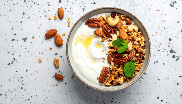 Bol de yogur natural con nueces y semillas