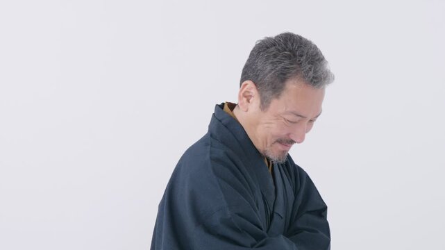 着物を着たシニア男性